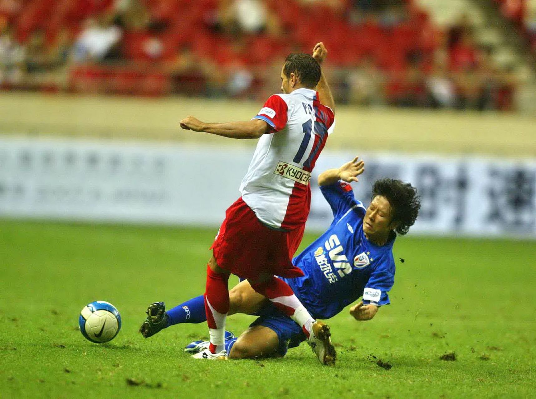 选手实力对拼，激烈足球比赛掀起关注热潮